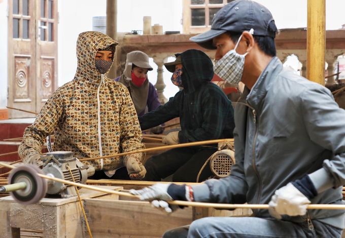 Công đoạn vuốt ống tre 